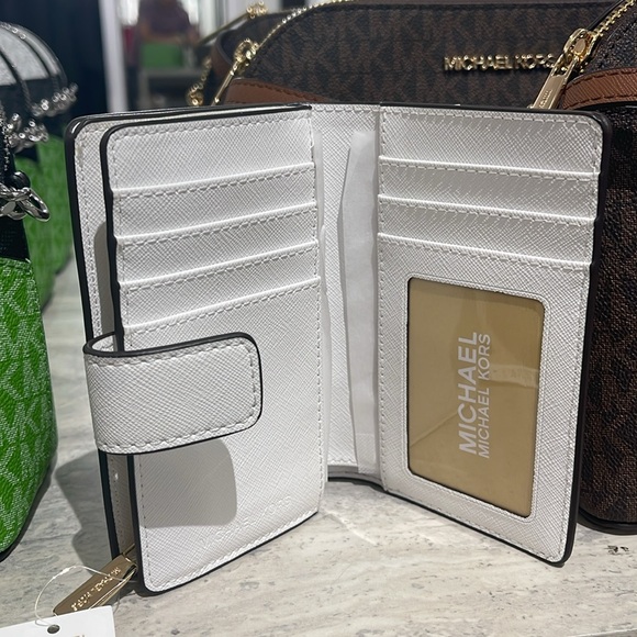 Michael Kors Medium Saffiano Leather Bifold Wallet Optic White
NWT - Picture 10 of 16